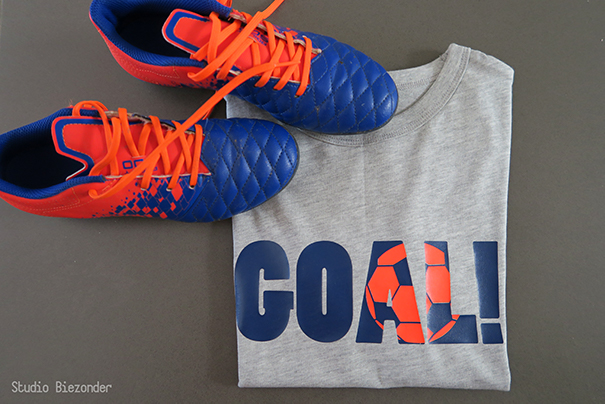 t-shirt gemaakt met knock-outtechniek: de voetbal zit ingebed in het woord "goal"